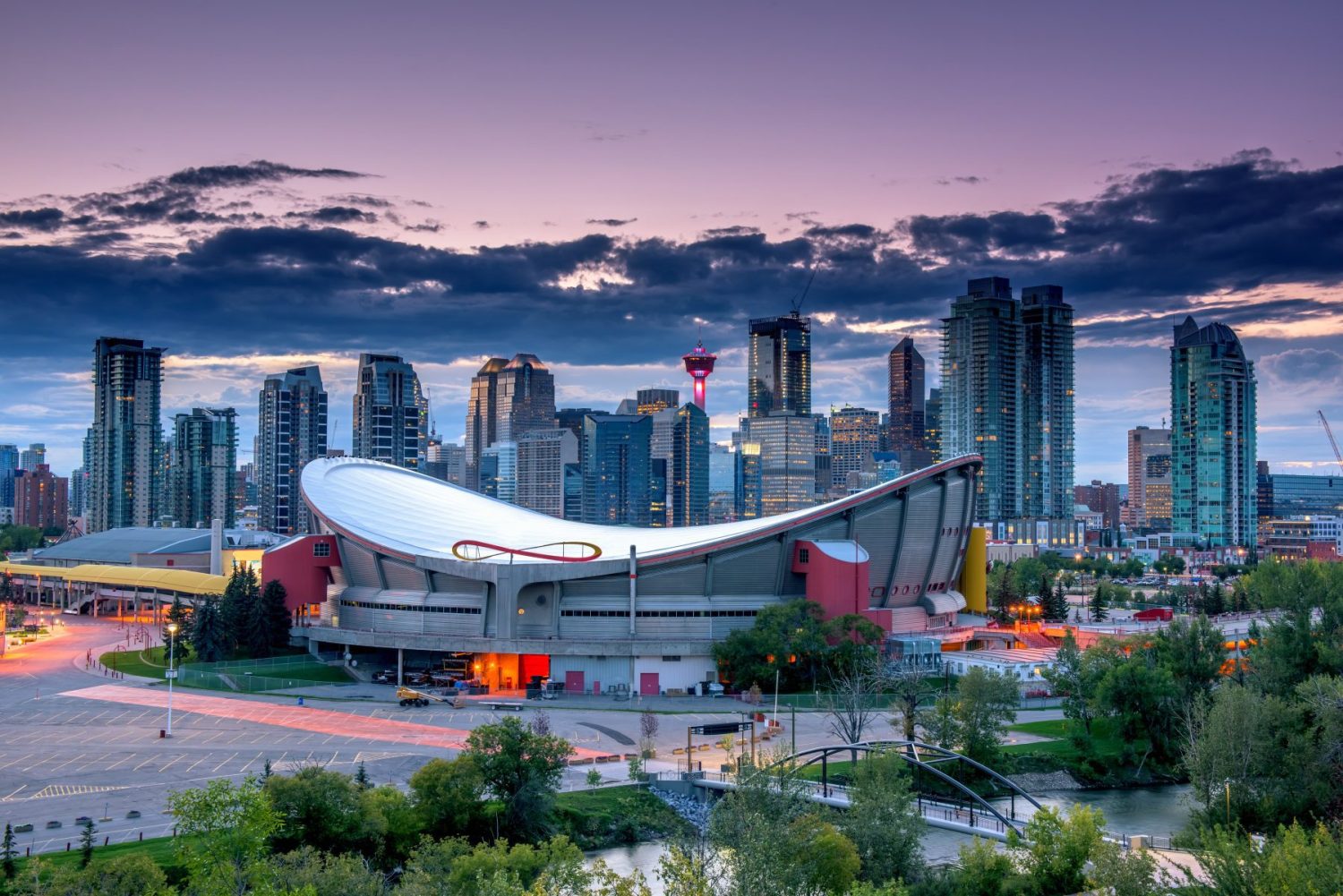 Dozens of gambling operators apply for licensing ahead of Alberta market opening